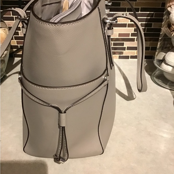 MICHAEL KORS VOYAGER EAST WEST TOTE PEARL GREY . - Picture 4 of 16